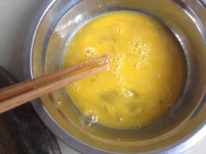 鸡蛋打入碗内，加入少许的油和盐搅拌均匀