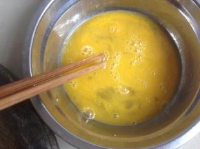 鸡蛋打入碗内，加入少许的油和盐搅拌均匀