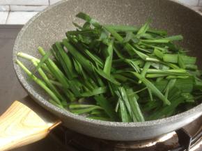 锅里加油烧热，加少许蒜蓉，倒入韭菜