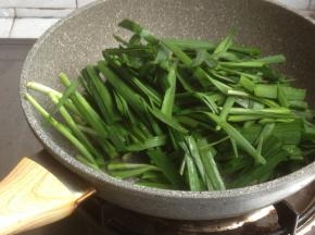 锅里加油烧热，加少许蒜蓉，倒入韭菜