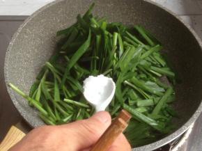 加一点点盐，快炒几下