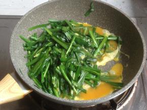 韭菜快熟的时候，倒入鸡蛋液，快速翻炒