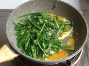 韭菜快熟的时候，倒入鸡蛋液，快速翻炒