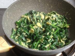 至蛋液炒至凝固即可，几分钟的快手菜，是不是很简单呢