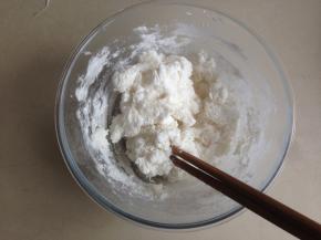 倒入热水，用筷子迅速搅拌开，每种粉的吸水性不同，分量仅供参考（最好是戴一次性手套揉）