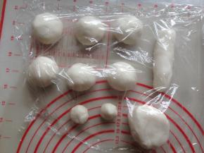 将粉团分成7个40克，1个10克，1个7克，1个105克，剩下的备用。全部盖保鲜膜，以防风干