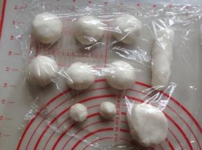 将粉团分成7个40克，1个10克，1个7克，1个105克，剩下的备用。全部盖保鲜膜，以防风干