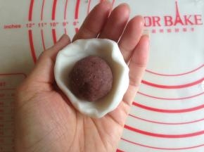 40克粉团用拇指压成一个窝，放入馅料
