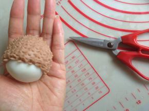 用剪刀剪出小刺刺