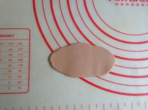 灰色的粉团取15克，擀成椭圆形