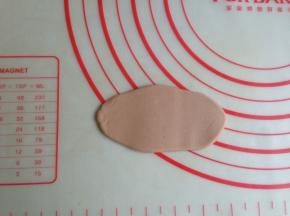 灰色的粉团取15克，擀成椭圆形