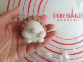 用备用的白色粉团，揪出一点，分别做出4足和鼻子