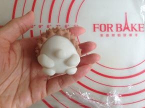 用备用的白色粉团，揪出一点，分别做出4足和鼻子