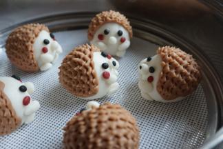 放在蒸锅里，用油纸垫着会更好，开水上锅蒸15分钟