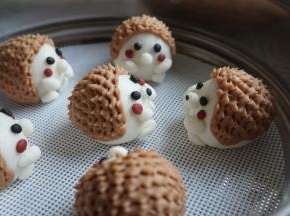 放在蒸锅里，用油纸垫着会更好，开水上锅蒸15分钟