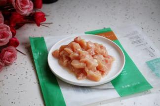 鸡胸肉切丁。