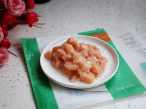 鸡胸肉切丁。