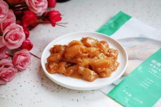 加入生抽、料酒、耗油、盐、胡椒粉、淀粉腌制15分钟。