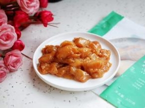 加入生抽、料酒、耗油、盐、胡椒粉、淀粉腌制15分钟。