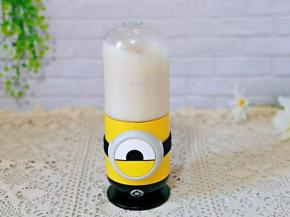 启动果汁机，榨果汁即可。