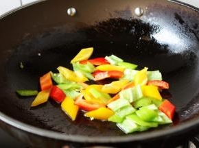 留点底油，下入彩椒块翻炒，变色后盛出。