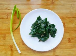 小葱、花椒叶洗净。