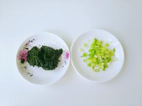 这个空档我们处理食材，花椒叶剁成碎末，葱切葱花备用。
