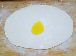 倒上食用油。