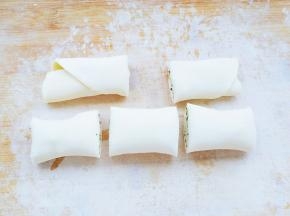 卷起来，用刀切成小剂子。