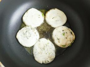 预热平底锅，倒点食用油，把面饼放进去，盖上盖子小火煎制。