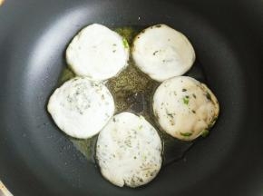 预热平底锅，倒点食用油，把面饼放进去，盖上盖子小火煎制。
