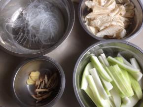 粉丝和腐竹提前1个小时用清水浸泡浸软，香菇也提前浸泡开。节瓜去皮切条状，浸泡过的香菇切丝，腐竹切条（浸泡过的腐竹用手撕也可以哈）