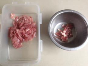瘦肉切丝，火腿切细条状