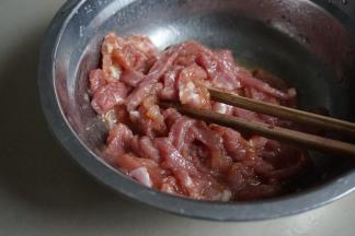 瘦肉用油、盐、糖和生粉调味