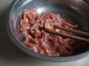 瘦肉用油、盐、糖和生粉调味