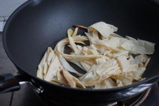 倒入水，加腐竹