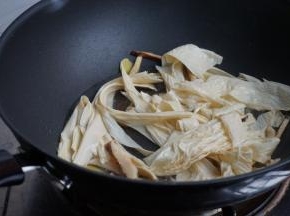 倒入水，加腐竹