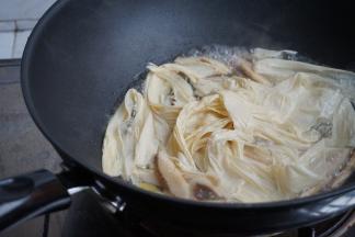 水一定要没过腐竹，加火腿、盐、料酒，盖上锅盖，焖煮40分钟左右，焖的时间长一些，腐竹才软