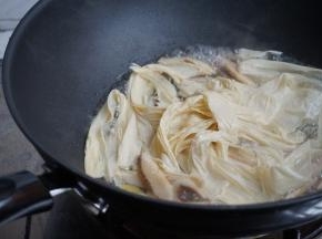 水一定要没过腐竹，加火腿、盐、料酒，盖上锅盖，焖煮40分钟左右，焖的时间长一些，腐竹才软