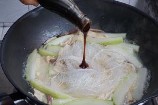 加粉丝，倒一点鲍鱼汁，煮5分钟左右