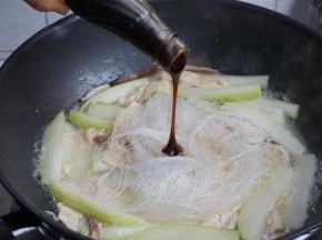 加粉丝，倒一点鲍鱼汁，煮5分钟左右