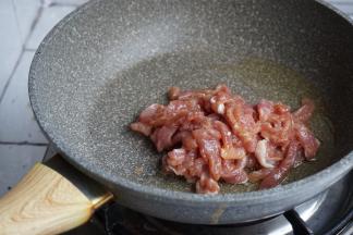 另一锅加油，烧热后，加瘦肉进去，快炒