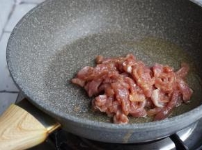 另一锅加油，烧热后，加瘦肉进去，快炒