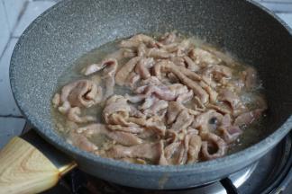 炒至变色后，加一点点水，加盖煮熟