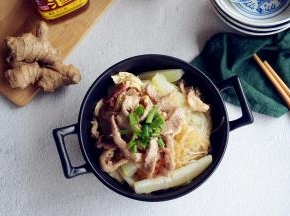 将炒好的瘦肉丝放在粉丝节瓜上即可