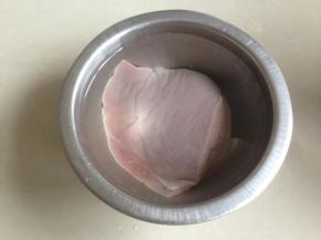 买回来的猪肝要先冲洗一下，然后放在清水里浸泡30分钟以上