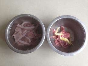 浸泡好的猪肝切片再漂洗片刻，瘦肉切薄片，姜切丝