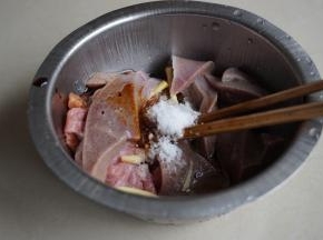 猪肝捞起沥干水分，和瘦肉用花生油、盐、料酒、酱油、生粉调好味
