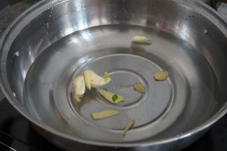 锅里加水，加上油、姜和蒜，烧热