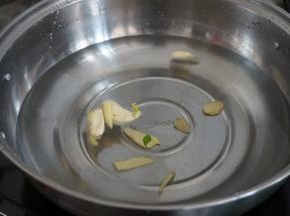 锅里加水，加上油、姜和蒜，烧热